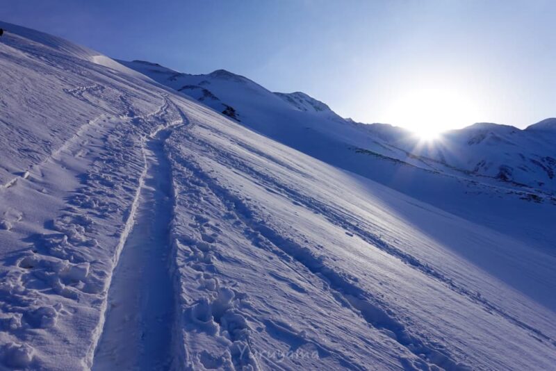 降雪後で歩きにくい別山までの登山道