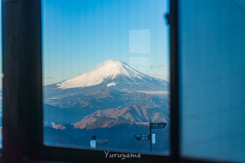 塔ノ岳山頂の尊仏山荘から見える富士山