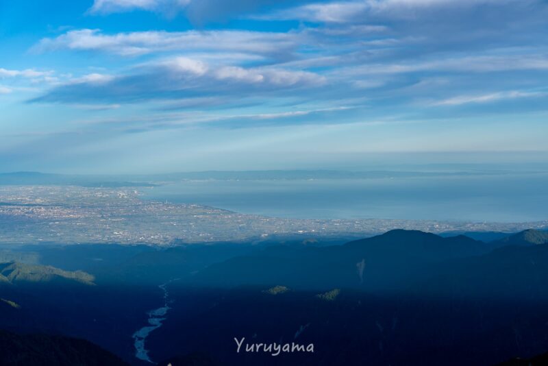 剱岳山頂から見える富山湾 