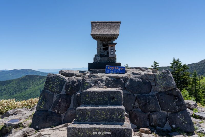 根子岳の山頂にある祠