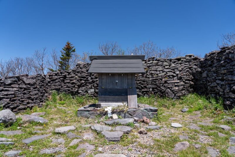 四阿山山頂付近にある祠