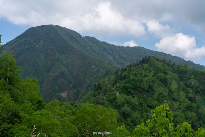 遠くに見える高妻山の画像