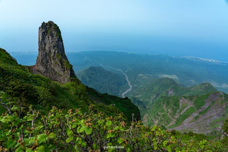 利尻山山頂と蝋燭岩の画像