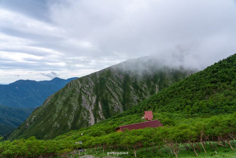 荒川小屋と南アルプス南部の山肌