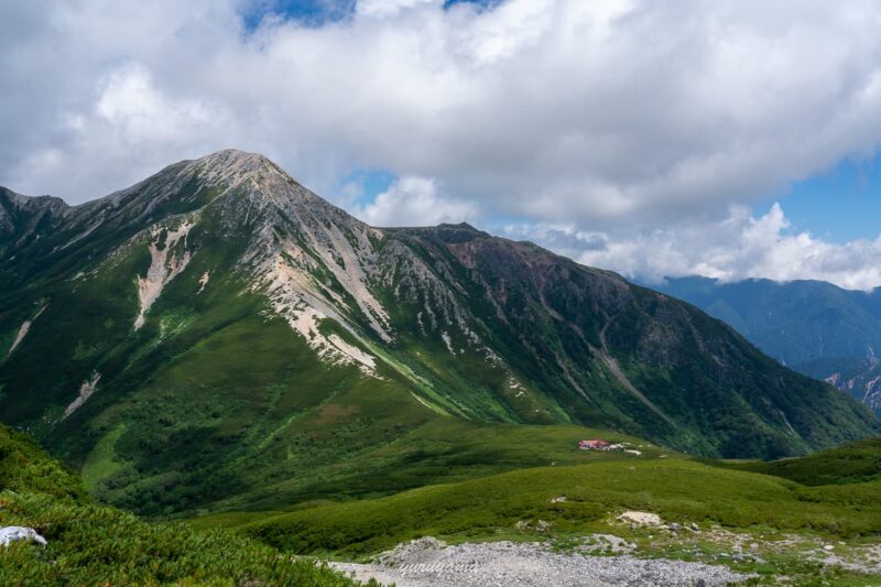 鷲羽岳と三俣山荘の画像