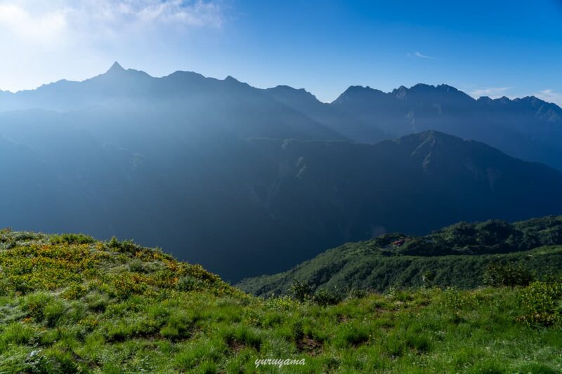 槍‐穂高連峰と鏡平山荘