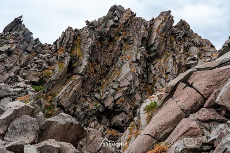 鳥海山山頂方面の岩山の画像