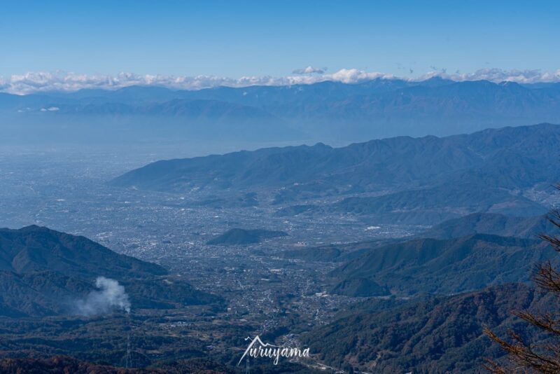 大菩薩嶺登山道、雷岩から見える南アルプスと甲府盆地