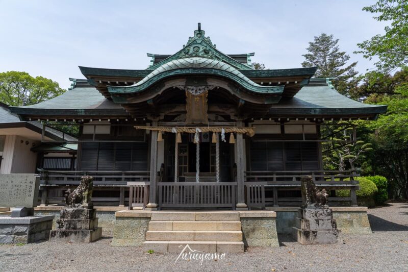 雌岡山山頂付近にある神出神社の画像
