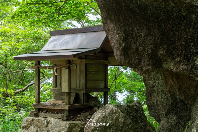 筑波山中にある祠
