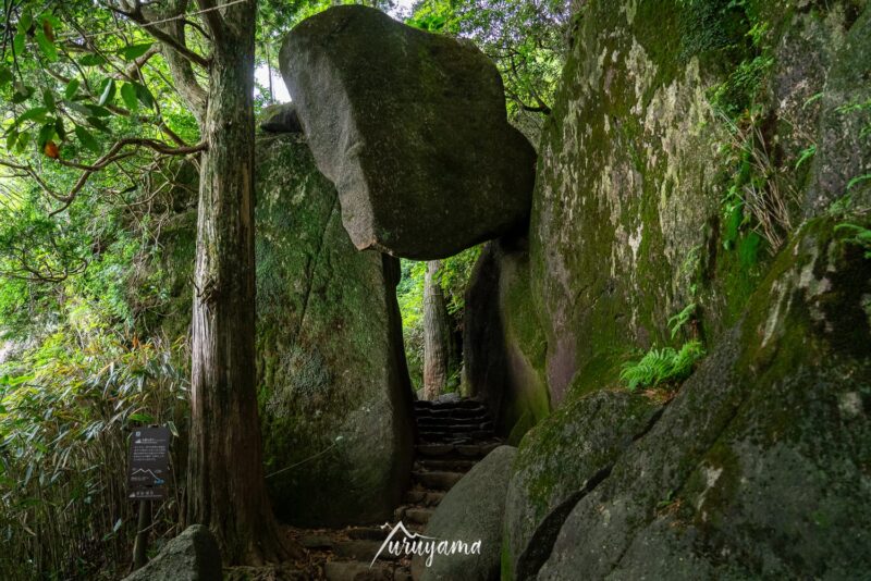 筑波山にある巨岩、弁慶七戻り