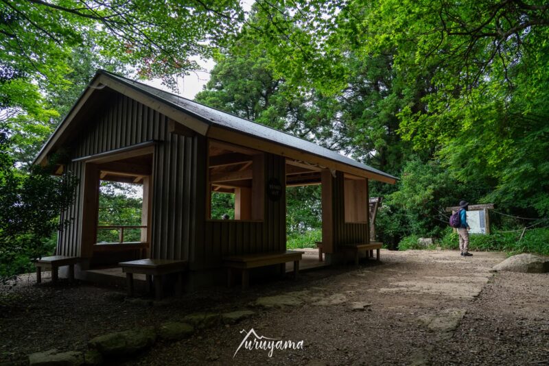 筑波山登山中の休憩に重宝する東屋