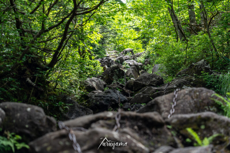 蓼科山頂上への岩場