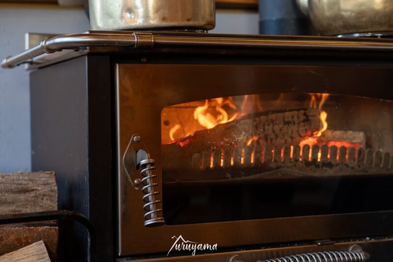 五の池小屋を温めるストーブの画像