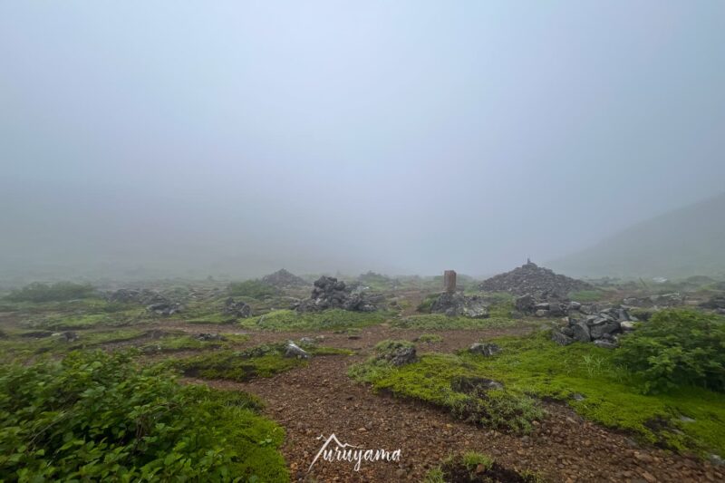 ガスに包まれる、御嶽山にある賽の河原