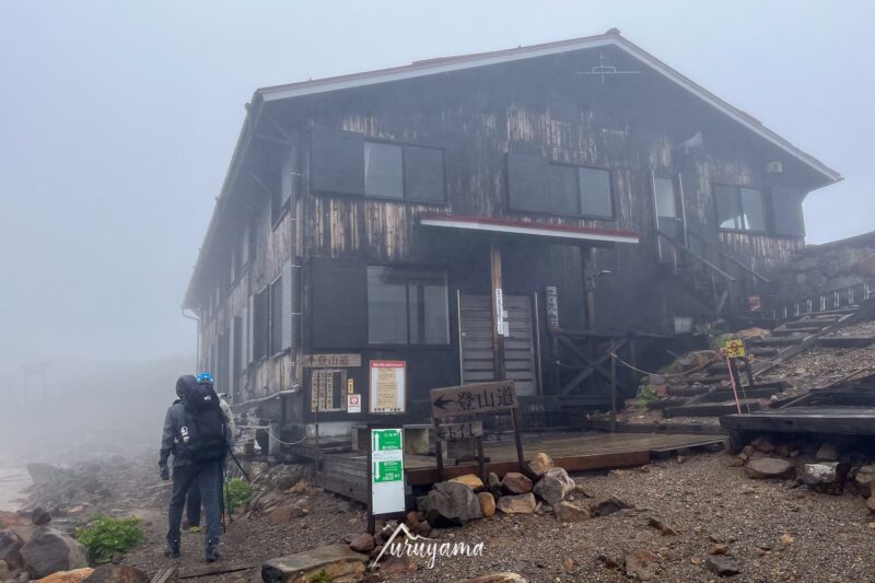 御嶽山の二の池小屋の画像