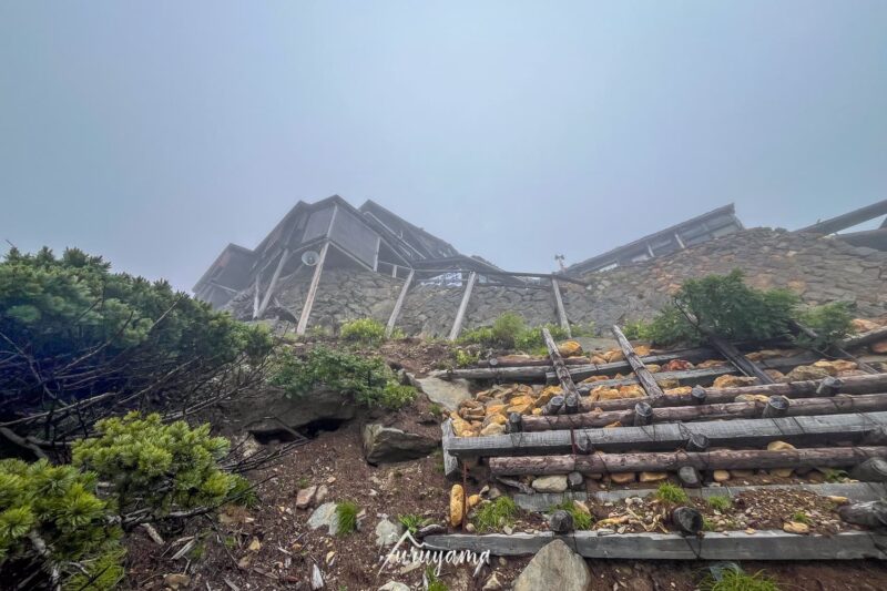 見上げた先の石室山荘