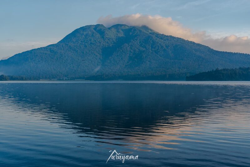 明け方の尾瀬沼山荘と燧ヶ岳の画像