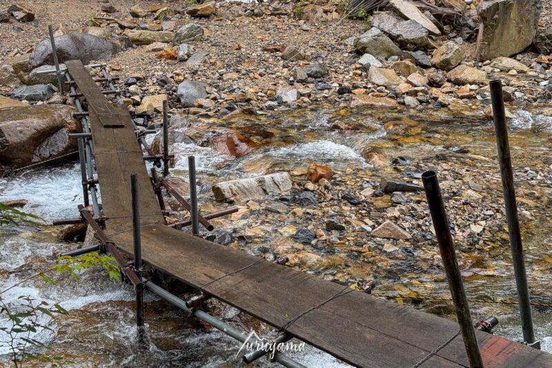 恵那山登山はまず渡渉から