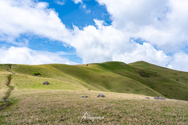 三峰山と初夏の青空