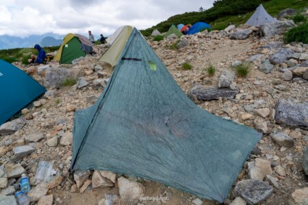 三俣山荘のテント場とポールテントの画像