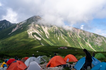 鷲羽岳と混雑する三俣山荘のテント場の画像